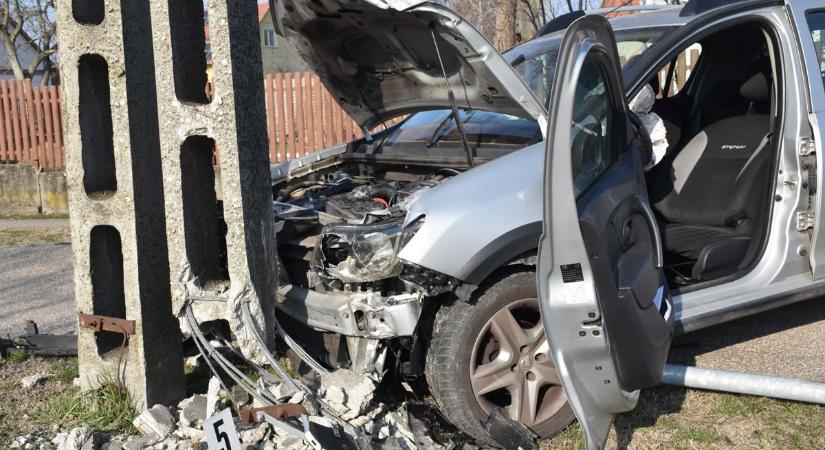 Tragédia Jászberényben: nem tudták megmenteni a villanyoszlopnak ütközött autó sofőrjét – videóval, galériával