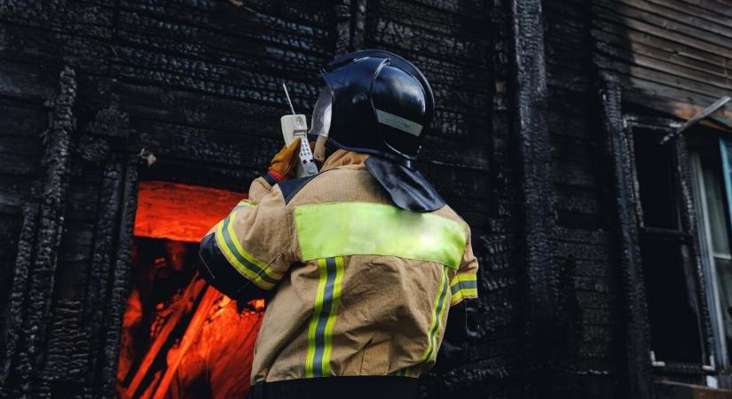 Egy anya és 5 gyermek vesztette életét a kora reggeli lakástűzben