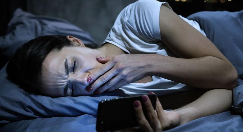5 tárgy, amit soha ne tegyél az ágy mellé, mert nem tudsz aludni tőle