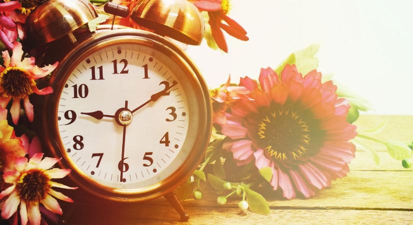 Hamarabb jön az óraátállítás idén, rendkívüli az oka