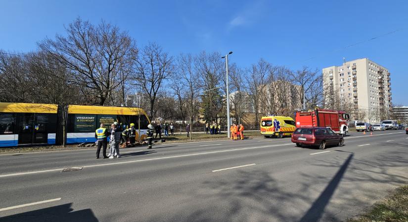 Súlyos baleset Debrecenben: villamos gázolt el egy kerékpárost, változások a 2-es vonalon