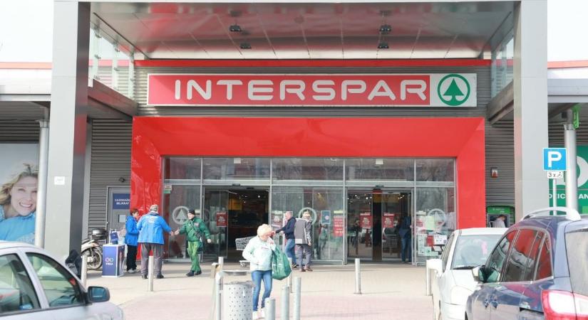 Tiltott helyen gyűjti az aláírások a Tisza Szekszárdon