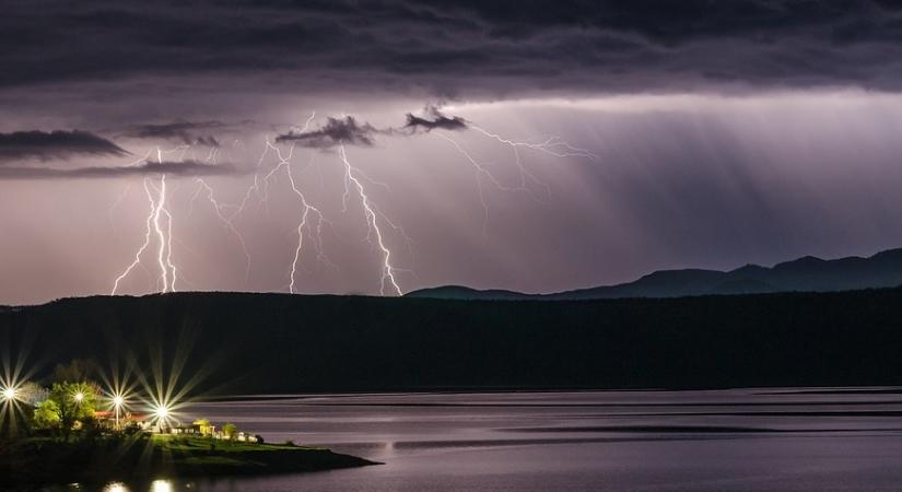 A fél országra figyelmeztetést adtak ki a zivatarok miatt