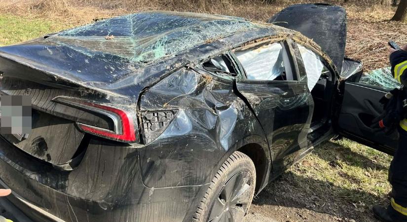 Helyszíni fotókon mutatjuk egy Tesla nagy csörötneki borulását