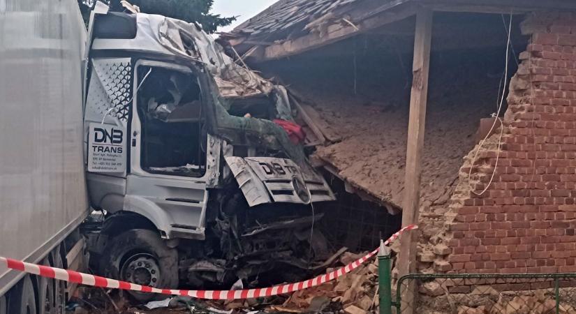 Kiderült, mi lehetett a bűne a zalai házfalba csapódott kamion sofőrjének