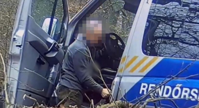 Szolgálati gépkocsiból szívtak le üzemanyagot rendőrök (videó)
