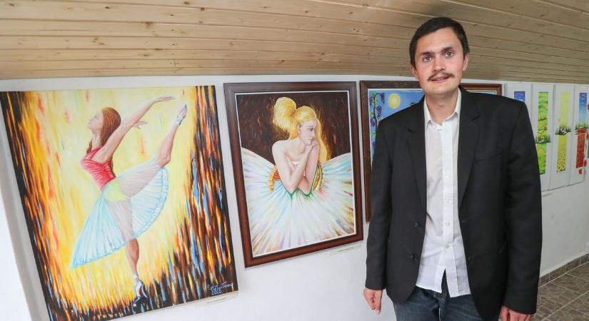 Ezen a balatoni településen él az a kortárs festő, akinek a munkáját a Vatikánban őrzik