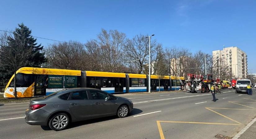 Baleset Debrecenben: elgázolt egy biciklist a villamos, jelentősen módosult a menetrend! - fotóval!