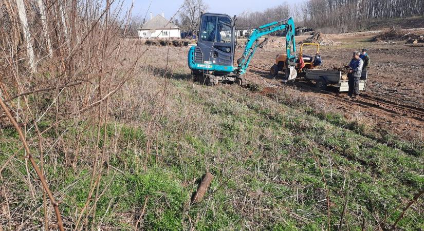 Második világháborús harckocsilövedéket találtak egy Nyíregyházához közeli tanyán (fotók, videó)