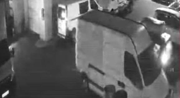 Videó: autót lopott egy balassagyarmati kereskedésből egy férfi, majd belehajtott az árokba