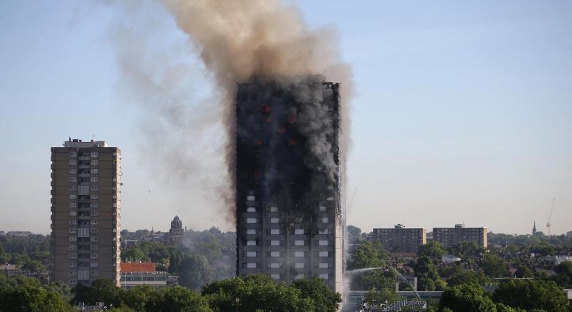 Leállították a Grenfell Tower egyes részeinek bontását a falakon lévő kéznyomok miatt