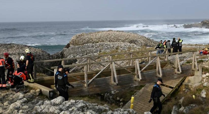 5 fiatal meghalt, 1 eltűnt mikor leszakad egy híd a népszerű kirándulóhelyen
