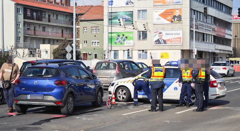 Rendőrautó ütközött Szombathely belvárosában - helyszíni fotók