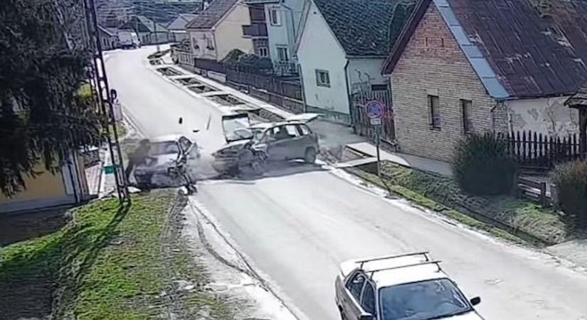 Hihetetlen baleset a város közepén, sosem volt jogosítványa az okozónak (videóval)