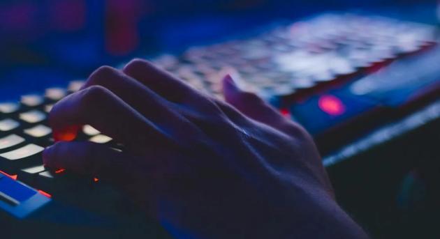 Dézsával öntik a pénzt a biztonsági megoldásokba