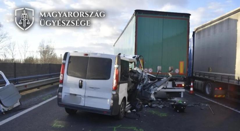 Megrázó baleset az M1-esen: román kamionos okozott halálos balesetet