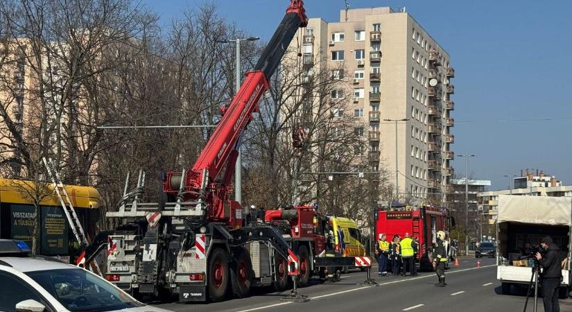 Halálos baleset Debrecenben: a villamos alól emelték ki a kerékpárost – fotókkal, videóval