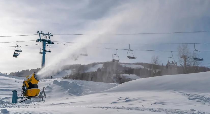 Nyaralásból rémálom: hómobil alá szorult egy 8 éves kislány