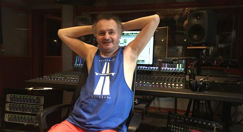 Rendőrök és mentő érkezett Galla Miklós dunaharaszti házához, kórházba vitték a humoristát