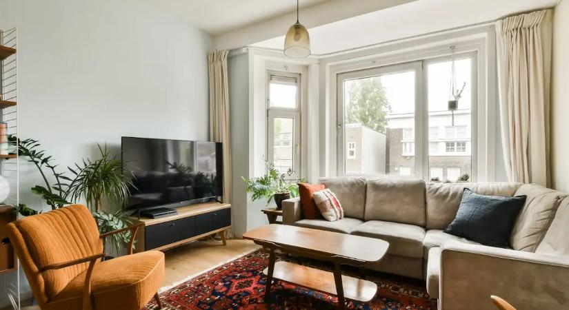 Egy régi szokás eltűnik: a tévé a komódon már nem divat, az új trend átalakítja a nappalikat és helyet spórol