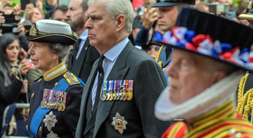 Mutatjuk, itt a bizonyíték, hogy András (volt) herceget tényleg ki akarják vágni a trónöröklésből