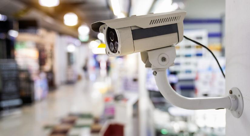 A balek, tolvaj futárnak csak magasabbra kellett volna néznie, és nem bukik le