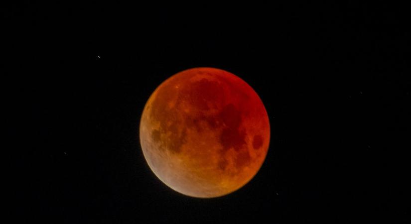 Látványos videók vérholdról: ilyen volt a tegnapi teljes holdfogyatkozás