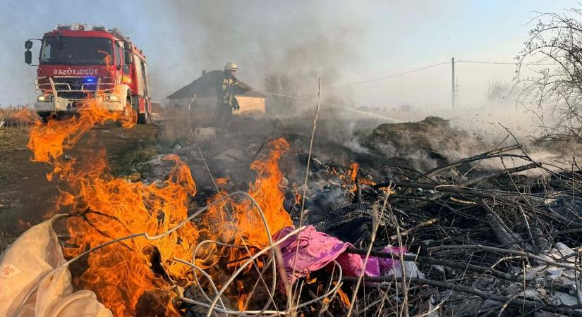 Tűz ütött ki a város szélén, a helyszínre riasztották a szolnoki tűzoltókat