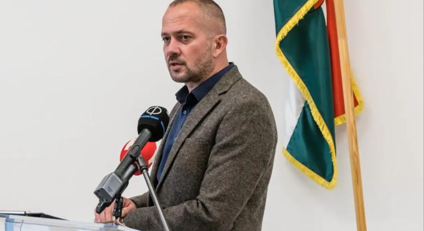 A babóti polgármester ironikus posztban kéri a helyieket, hogy gyújtsanak mécsest a fideszes országgyűlési képviselő plakátjai alatt