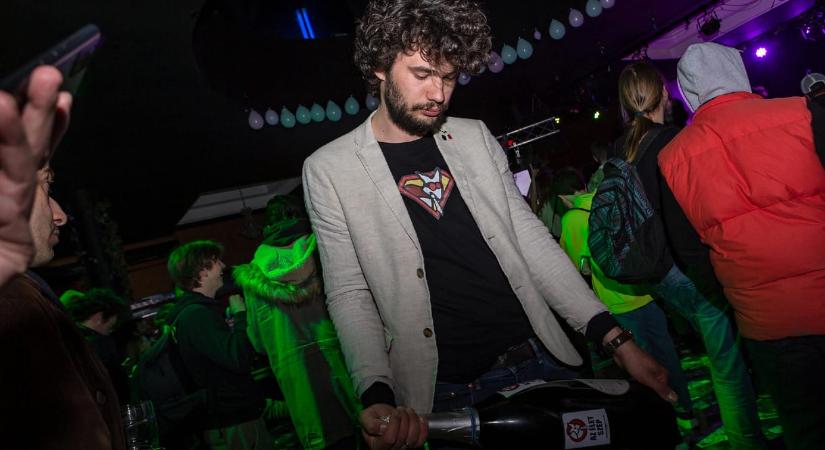 Magyar Péter ellenük hergel, miközben ők azt magyarázzák a falvakban az embereknek, hogy Magyar Péter nem akar senkit háborúba küldeni – állítja az MKKP pártigazgatója