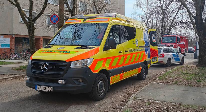 Tűzoltók, rendőrök és mentők is érkeztek egy tízemeletes békéscsabai társasházhoz