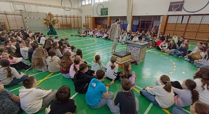 Iskolai bántalmazásról, cyberbullyingról és drogprevencióról diákoknak