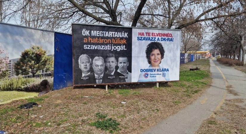 A DK ezer új plakáttal kampányol a határon túliak szavazati joga ellen