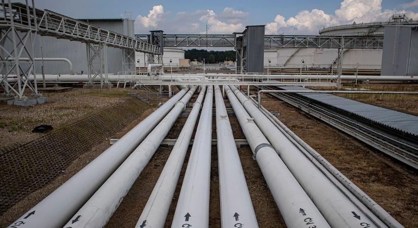 Szorul a hurok? Saját szavazói követelnek állásfoglalást Magyar Pétertől az olajblokád ügyében