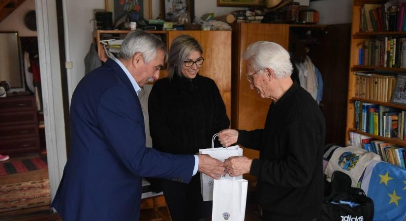 99 éves lett a magyar számítástechnika-oktatás úttörője, akit balatonszárszói otthonában köszöntöttek