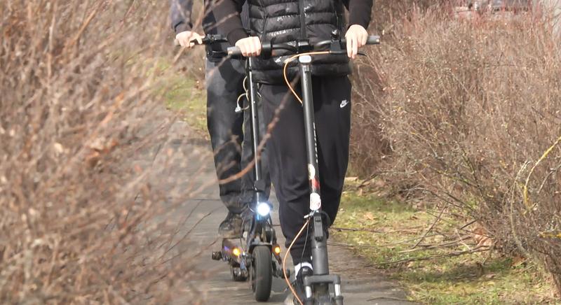 Bukósisak igen, fülhallgató nem