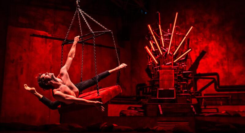 Kihagyhatatlan látnivalóként ír a The Guardian a Recirquel Walk My World előadásáról