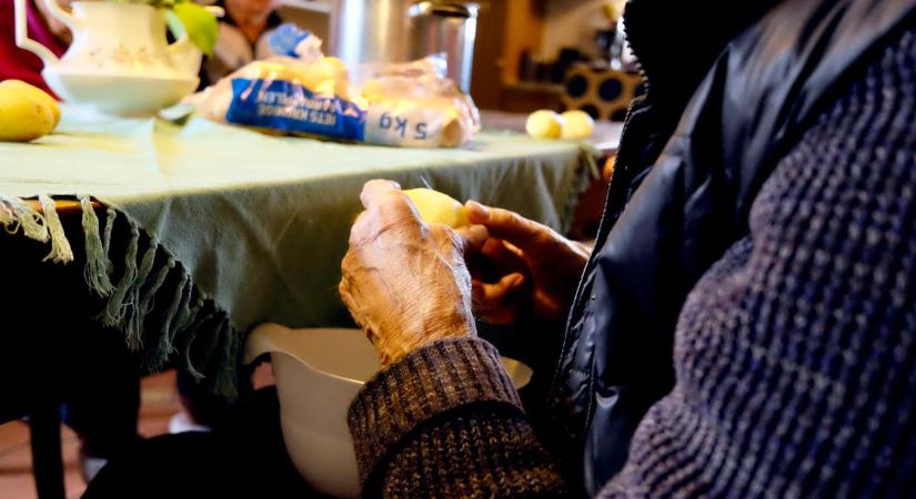 Pluszpénzt kapnak a nyugdíjasok húsvét előtt, mutatjuk, kiknek jár