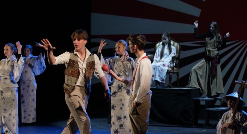 Diákálmok és klasszikus varázslat a Vörösmarty Színház színpadán – galéria, videó