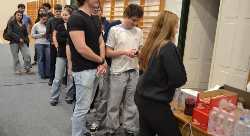 A jó példa ragadós a véradáson is - gimnazisták nyújtották a karjukat