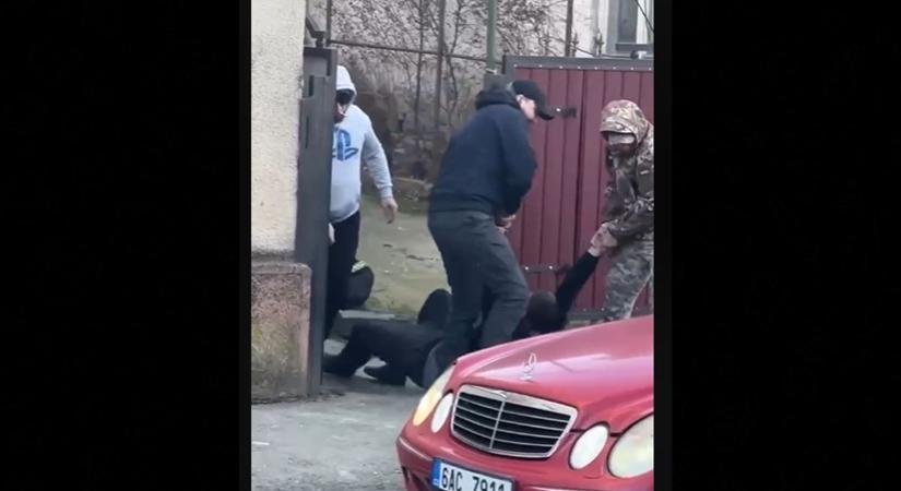 Újabb sokkoló videó a kényszersorozásról, Kárpátalján rögzítették a jelenetet