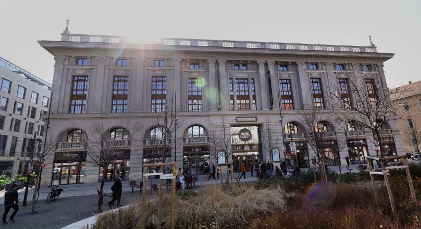 Budapest ikonikus épülete 100 éves: az első villanyrendőrt és mozgólépcsőt is neki köszönhetjük – a gasztropiac már így is pörög, de jövőre végleg teljesen megtelik élettel