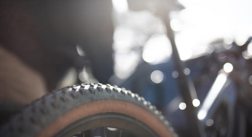 Meghalt egy biciklis, miután összeütközött egy elektromos kerékpárt vezető fiatallal