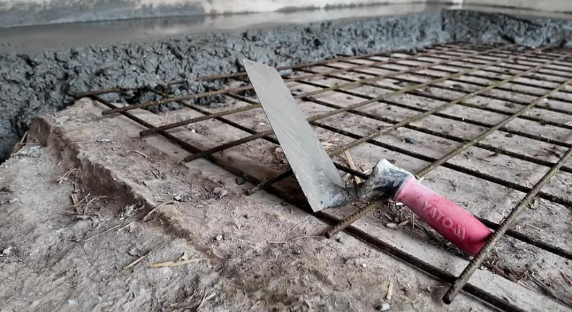 Haladnak a munkálatok – újabb kennelsor készül a menhelyen