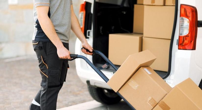 Csomagokat nyúlt le a futár, a lopott holmit eladta a piacon