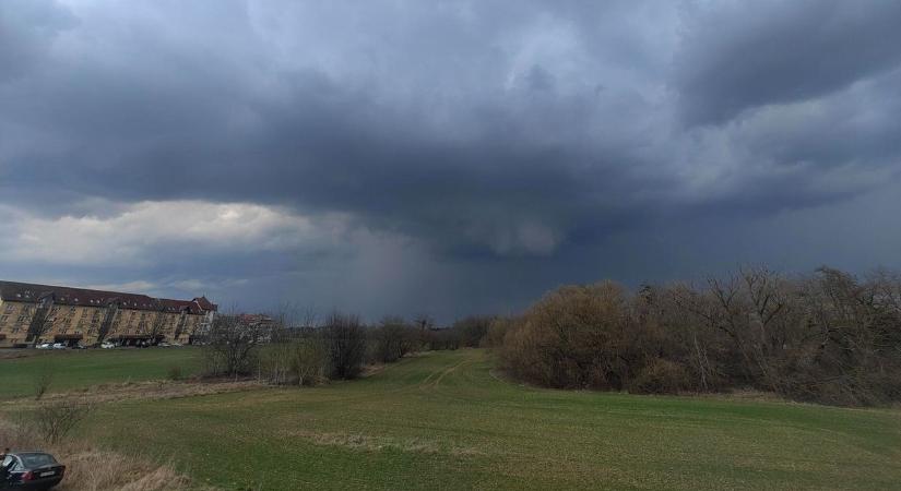 Sötét felhők gyülekeznek, durva, ami felénk tart - fotók, radarkép