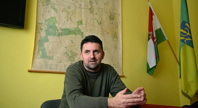 Gyújtsanak gyertyát a fideszes jelölt plakátjai alatt, kéri a lakosságot Babót polgármestere