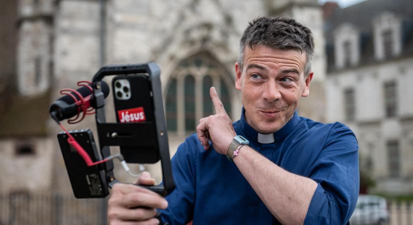 Atya, fiú, algoritmus – A papi szolgálat része lett a tartalomgyártás, a magyar hívők többsége már a közösségi médiában keresi a reményt