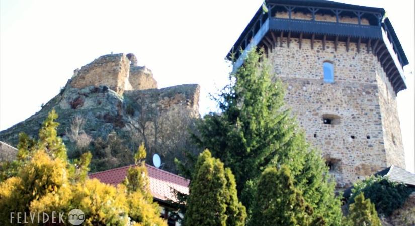 A turistaidény a füleki várban a fésűs mesterség és a fémművesség történetét bemutató kiállításokkal veszi kezdetét