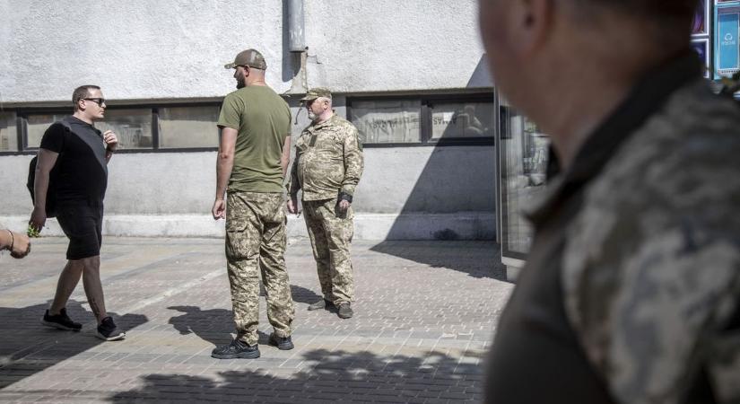 Csomagként dobták a furgonba a földön vonszolt kárpátaljai férfit – videóval